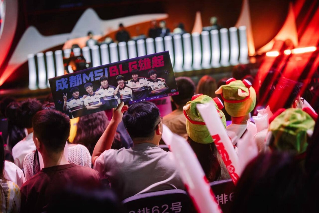 sjuush ：第一次打线下赛朋友说我是外挂