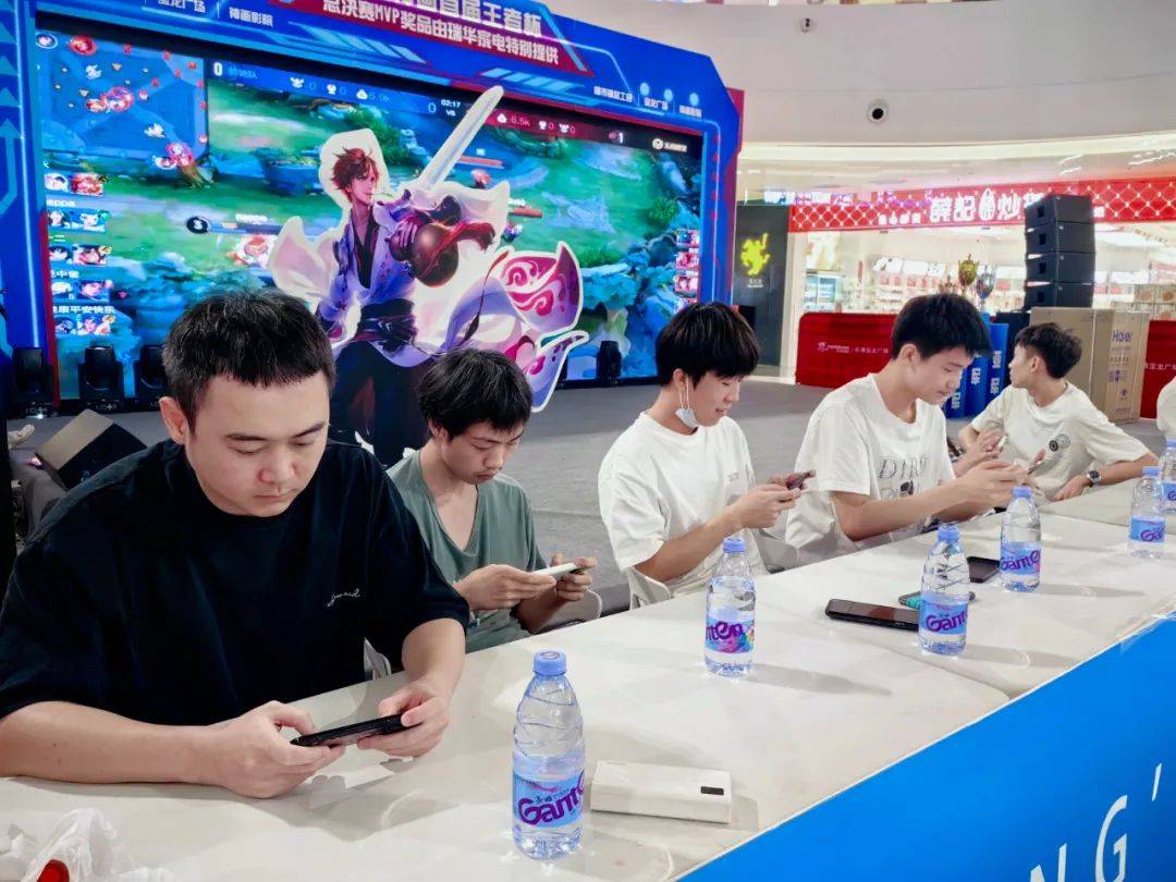 Jiejie当选第八周周MVP 分均伤害、承伤第一 Xiaoxu当选最佳新秀